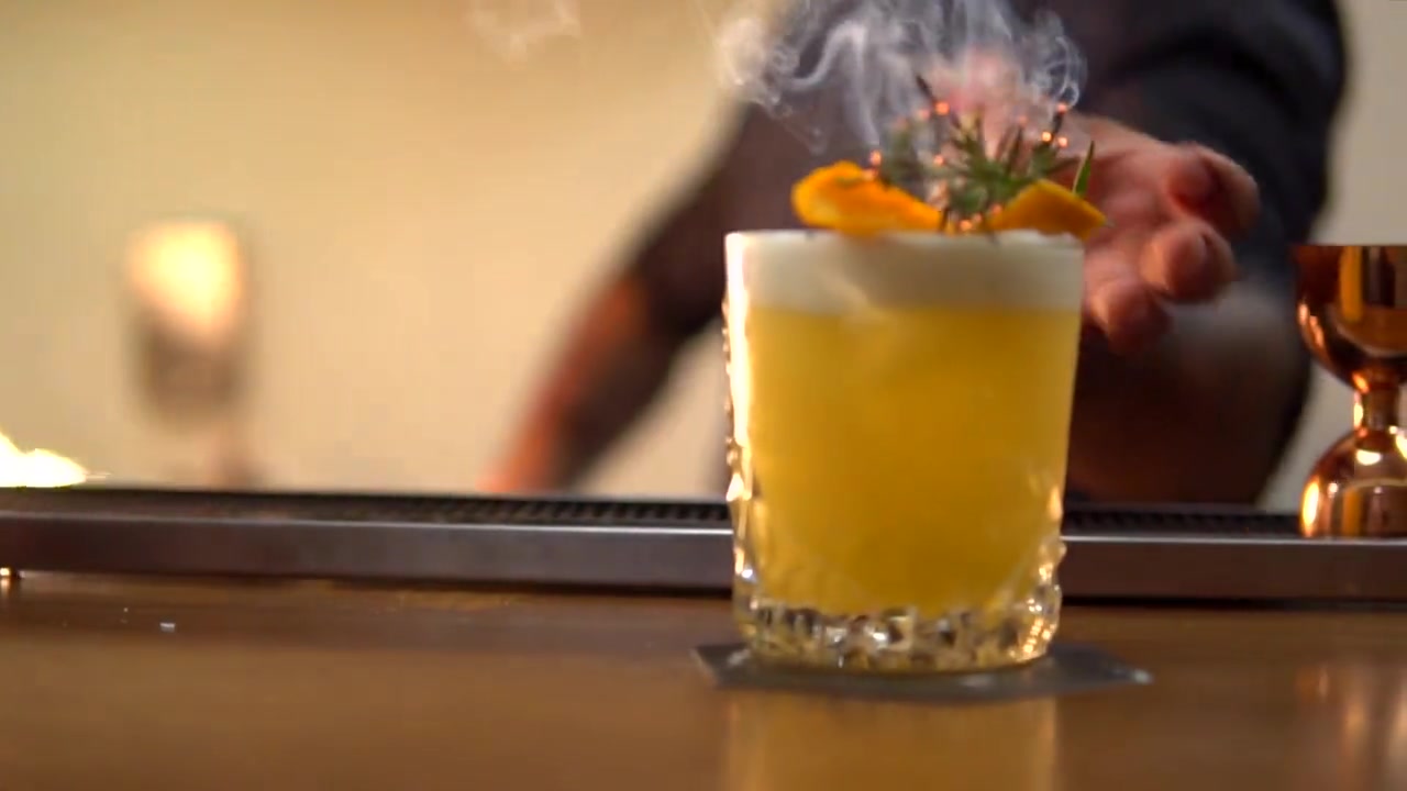 Frontier Cocktail com alecrim em chama