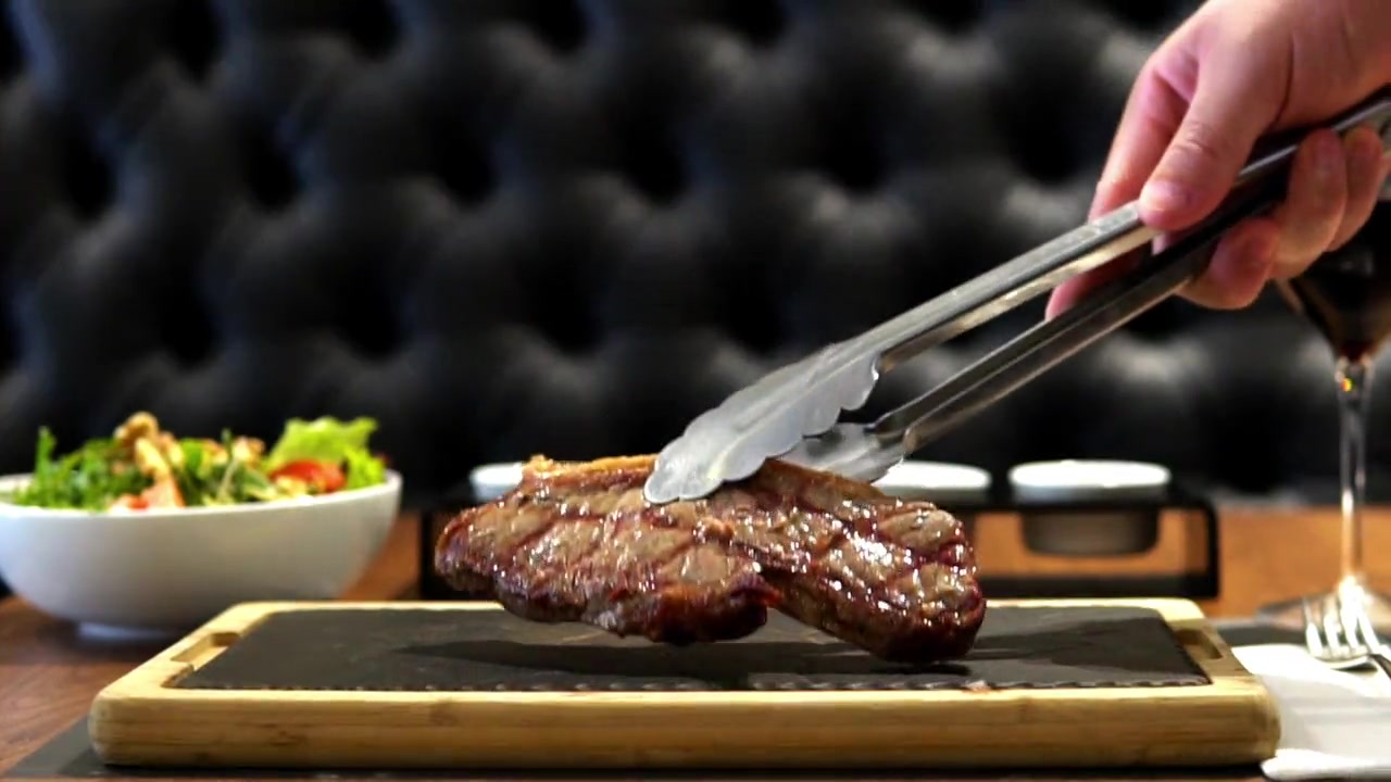 Bife nas pinças, sobre a tábua