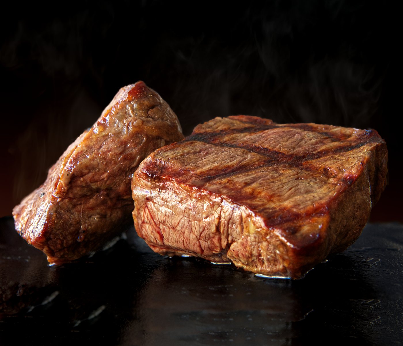 Bife na pedra, a fumegar